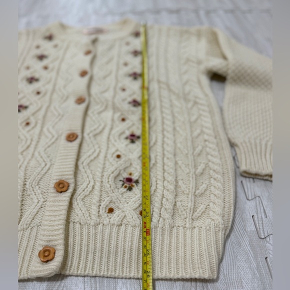 Woodward’s Vintage Oversized Wooden Button Cardigan - Picture 10 of 11